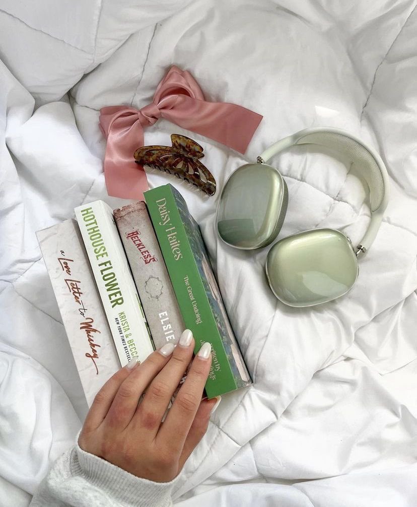 gio’s in her tog era🌷📖☕️ tweet media