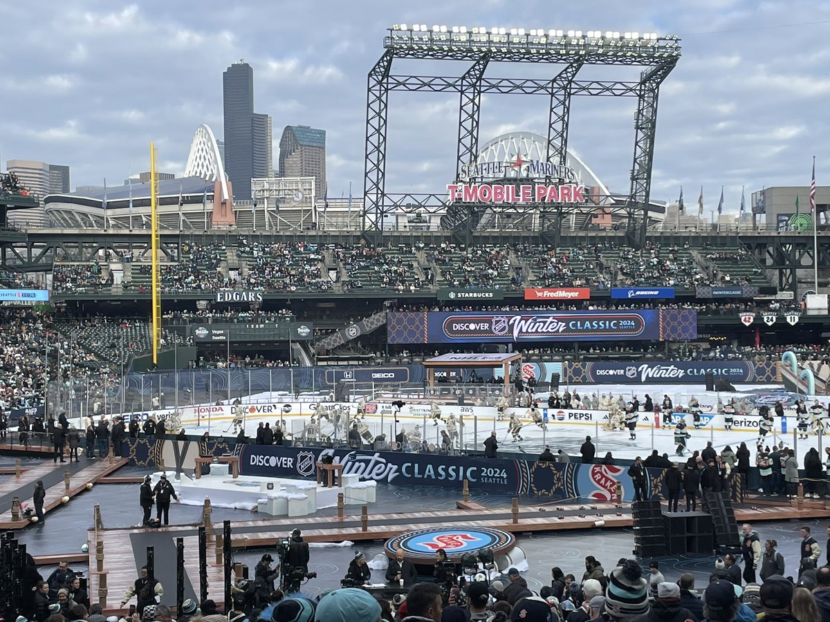 derwood73's tweet image. It is a perfect day for an outdoor hockey game… @GoldenKnights @NHL #WinterClassic #VegasBorn #RunItAgain