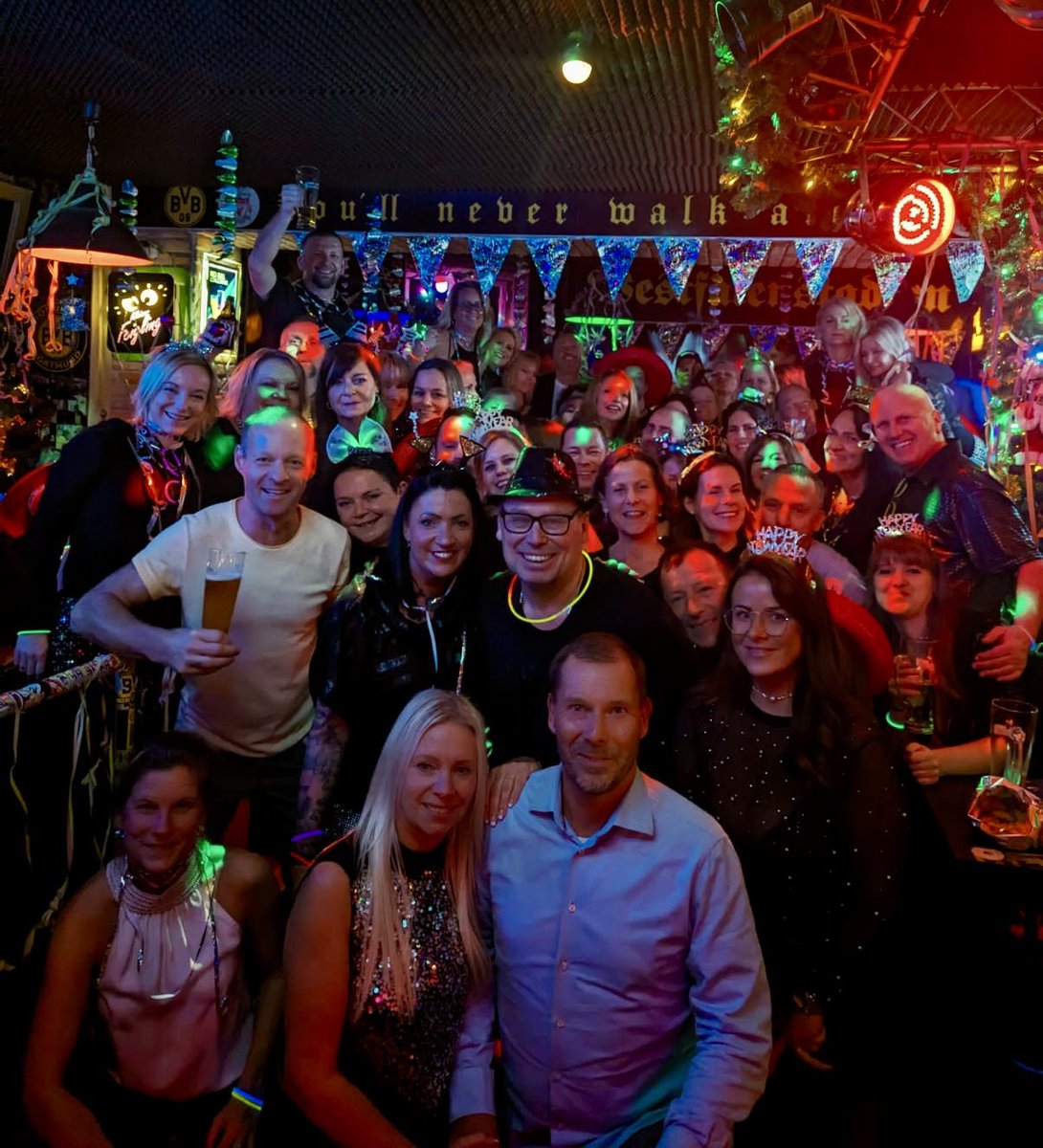Denkmallounge's tweet photo. Silvester in Berlin Mitte 🦹♀️👯👍🥳
Was für eine geile Party #Silvester #Pub #PartyLocation 🥂 https://t.co/3frc3j04on