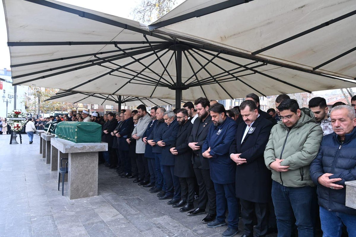 AK Parti İl Gençlik Kolları Başkanı Murat Uysal son yolculuğuna uğurlandı

Kalp krizi sonucu hayatını kaybeden Ak Parti İl Gençlik Kolları Başkanı Hüseyin Murat Uysal'ın cenazesi Zağnos Paşa Camii'nde kılınan öğle namazının ardından Başçeşme Mezarlığı'nda toprağa verildi.