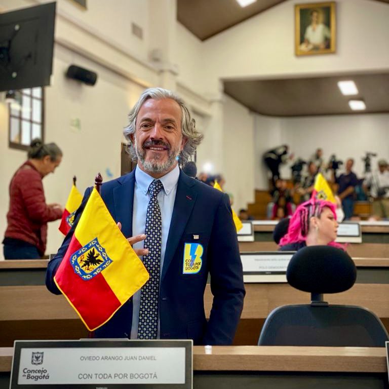 JDOviedoAr's tweet photo. ¿Están listos? Acá sí, ¡arrancamos #ConTodaPorBogotá! 

Bienvenidos siempre a nuestra Oficina en el @ConcejoDeBogota: la 456. Juntos vamos a defender y a sembrar la semilla para estar #ConToda B⚡️💪🏼🇨🇴 https://t.co/XQWjA4ynqS