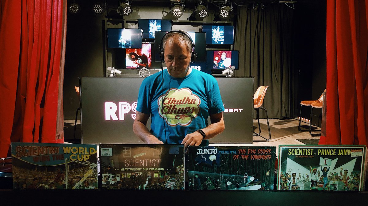 En los 60 varios géneros confluyeron en Jamaica en un estilo sedoso pero espeso, un hipnótico soul  grueso de base lenta que bebía del rocksteady surgido tras el ska. Lo llamaron reggae. De eso tratan los 50 episodios de THE BUCKET: ivoox.com/podcast-the-bu…