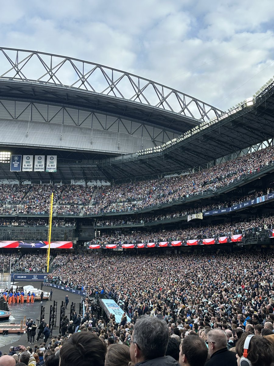 MarinersFeels's tweet photo. Imagine seeing this show out for a mariners game… https://t.co/erPSai7ODW