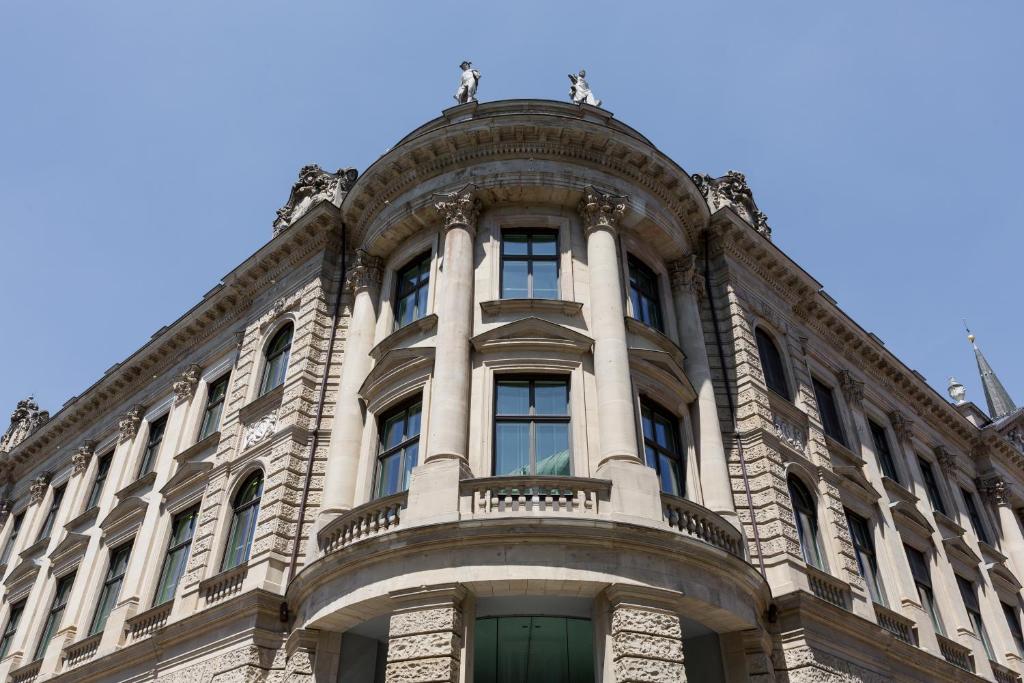 cppluxury's tweet photo. Rosewood Hotels firmly rejects claims of staffing irregularities (updated)
https://t.co/QhyMo1HSON
#RosewoodHotels #RosewoodHotelGroup #NewWorldDevelopment #luxuryhotels #luxury #hotels #ultraluxury #expansion #leadership #SoniaCheng @RosewoodHotels https://t.co/uvYlIFNoeh