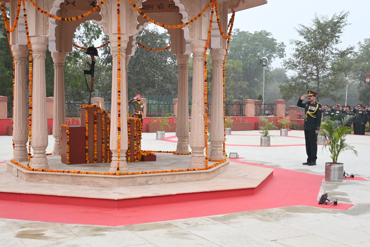 Lt Gen Nagendra Singh assumed the command of the #ChetakCorps. The GOC paid tribute to the #Bravehearts at Yodha Yaadgar, Bathinda Military Station. 
#IndianArmy