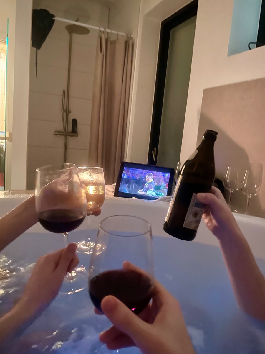 0leonnoel0's tweet photo. Wellnessurlaub mit #dartzn @ElmarPaulke @flohempel_darts https://t.co/FbDd9fGs5Q