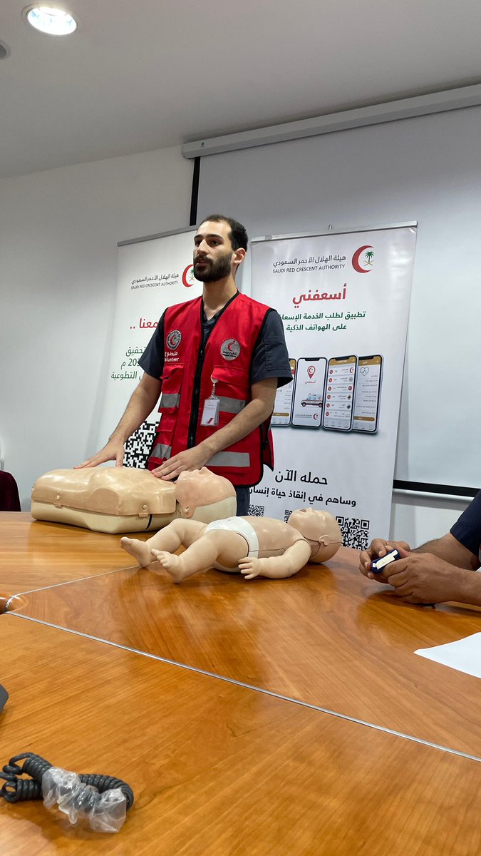 EMS221_'s tweet photo. شارك طلاب قسم الرعاية الطبية الطارئة بالتعاون مع هيئة الهلال الاحمر السعودي بتقديم  محاضرة حول الأسعافات الأولية بشركة المتحدة الحديثة للتجارة 

#iau #الرعاية_الطبية_الطارئة #EMS_221 https://t.co/GjFoiJMysb