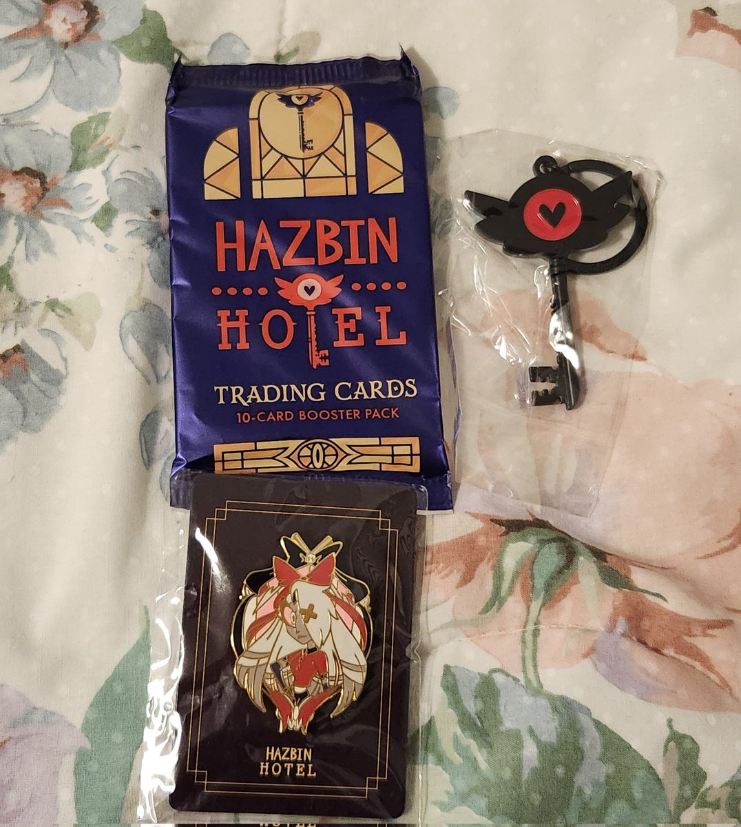 Kimberlyannasky's tweet photo. My box has arrived!🔥💗🔥
I love it!😍
Will be revealing the cards later on!^^
#HazbinHotel #HazbinHotelVaggie #Merch #BoxReveal https://t.co/gw88gyj1QO