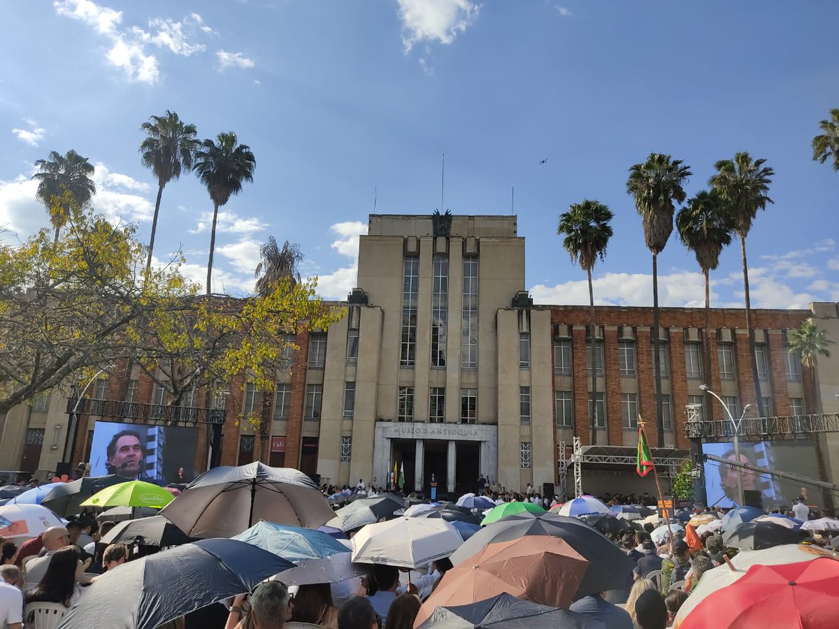 somoscmvm's tweet photo. Empezamos el 2024 acompañando a Fico en su posesión como alcalde de la ciudad de Medellín.  
#somoscmv #Medellinsomostodos https://t.co/k8WTCKHIGH