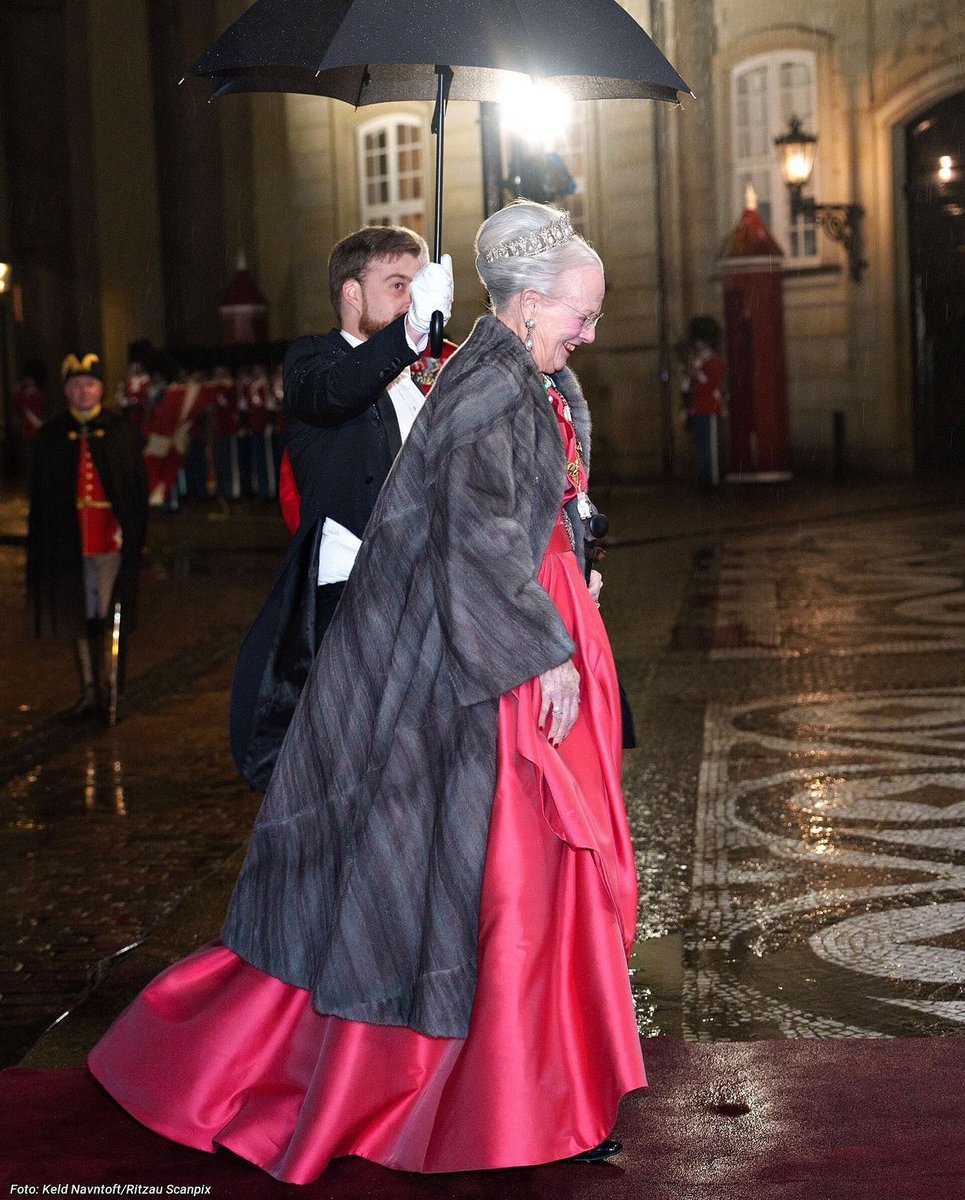 AhenfoRadio's tweet photo. Earlier this evening, Her Majesty The Queen arrived at this year’s New Year’s Eve at Christian VII’s Palace in Amalienborg.

The Queen hosts the table, where members of the royal family &amp; dignitaries met to dine
-detdanskekongehus 

#ahenforadiodenmark #ahenforadiodk #Danmark https://t.co/gBJ9va5wWT