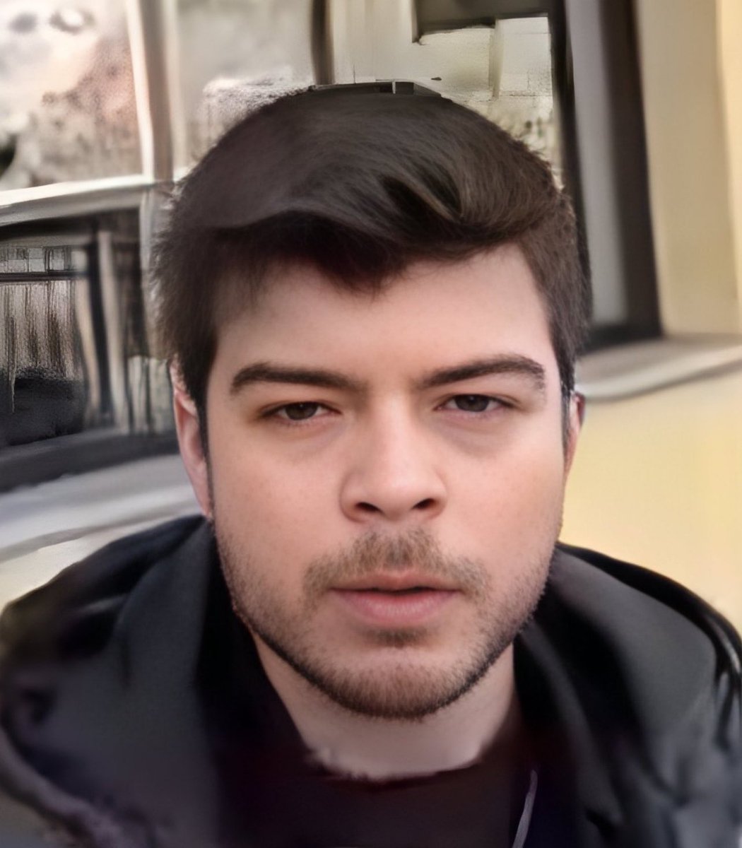 Bu çocuk tam olarak ne için tutuklandı? 
Yumruk attığı için mi hilafete karşı çıktığı için mi? 
Çünkü bizim memlekette ne gazeteciler, siyasiler yumrukla dövüldü hatta kadınlar bıçaklandı da tutuklanan olmadı.
İnsan merak ediyor.. #EgeAkersoyYalnızDeğildir