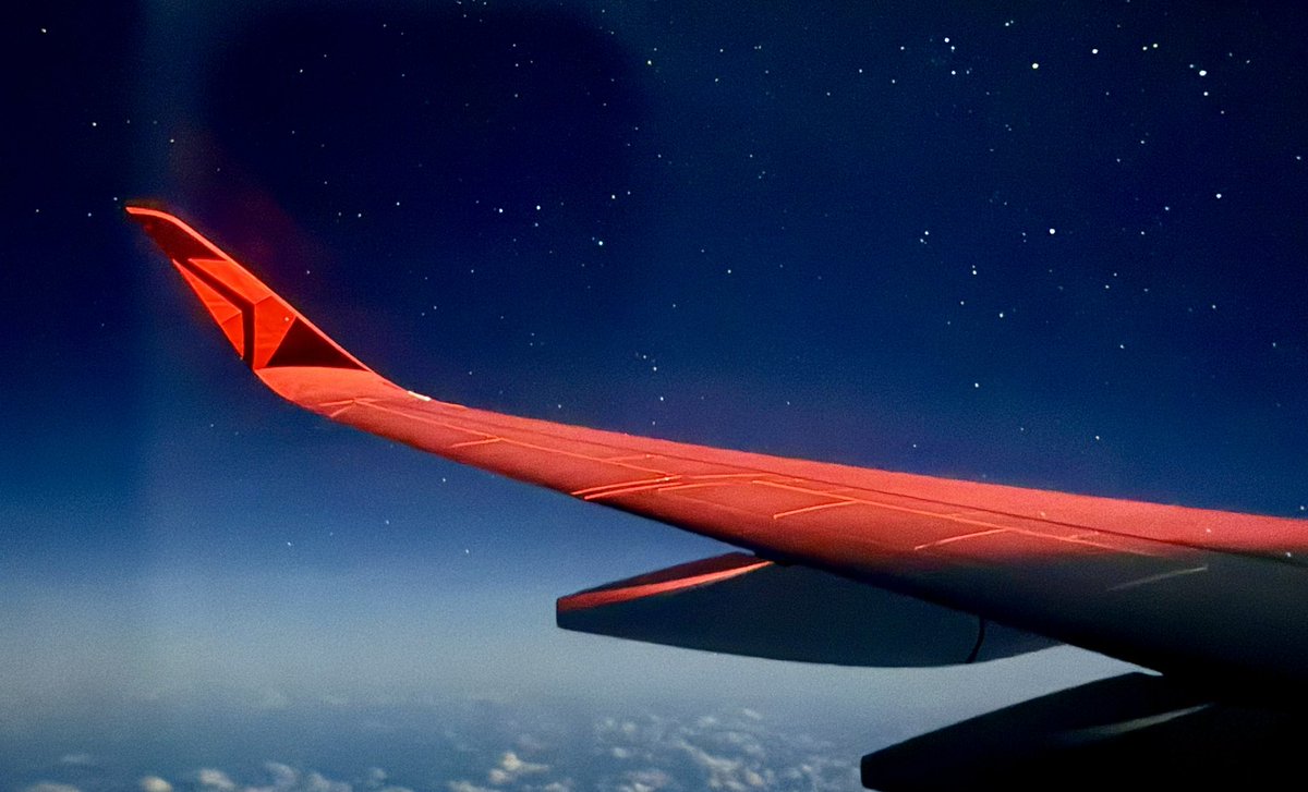 SantoshMathan's tweet photo. The view from Delta 42 on December 30th 2023, somewhere south of the equator, between Samoa and Kiribati. Though a little over 40000ft at the time, it felt like we were in a spaceship ( @Delta #Delta) https://t.co/5rqfQGV0Wt