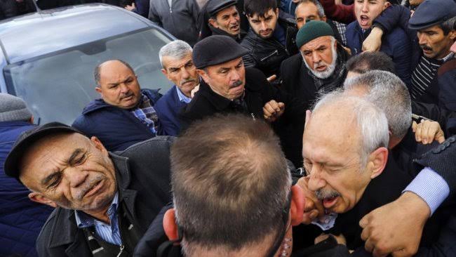 Birine yumruk atmak tutuklanma sebebiyse Kemal Kılıçdaroğlu'na yumruk atan inek hırsızı Osman'ı neden serbest bıraktınız?

#EgeAkersoyYalnızDeğildir