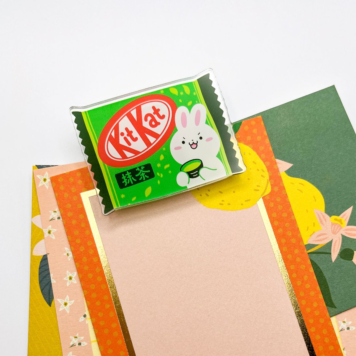 P_loveprints's tweet photo. Happy new years everyone 😆New year new merch! I am so excited for these snack clips! They are available on my website and Etsy, check them out now!!! (Link in bio) #acrylicclip #cutestationery #asiansnack #shrimpchip #chocopie #kitkat #honeybutterchips https://t.co/e59RMjYfp8