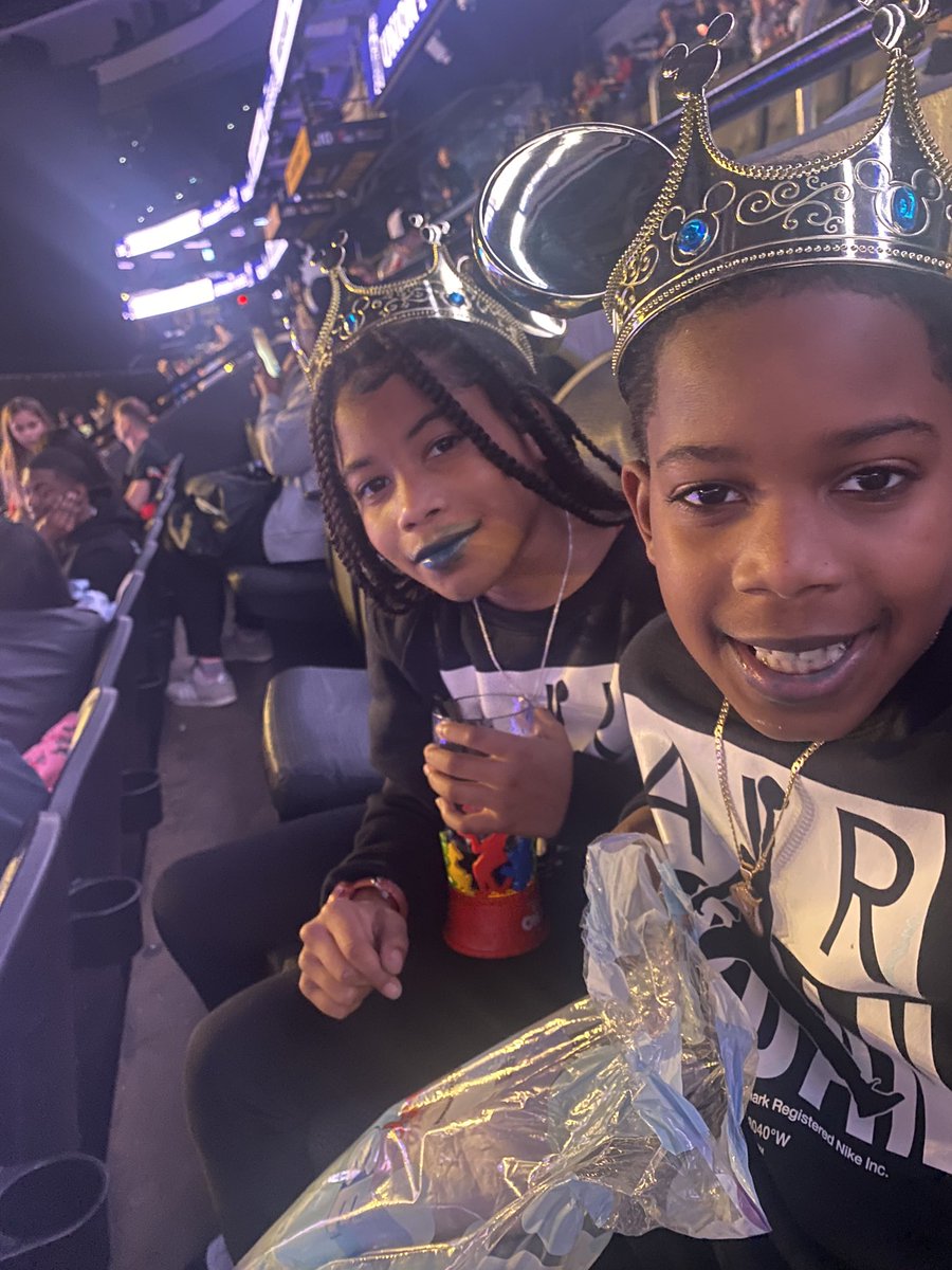 PrettyFaceIona_'s tweet photo. #DisneyOnIce https://t.co/5mEeBmqnNM