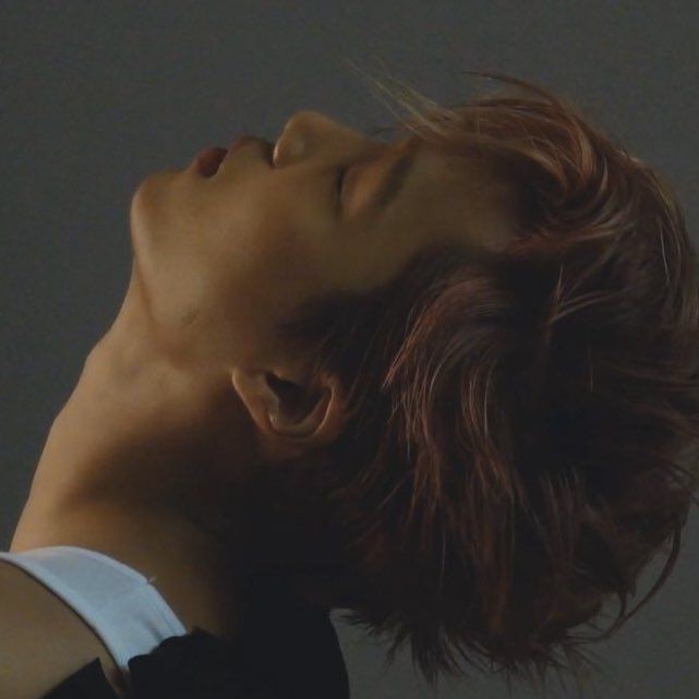 '-Kadınların senin önünde nasıl davrandığını fark etmiyorsun bile, değil mi? 

+Senin yaptığın her şeyi fark ediyorum malyshka. '