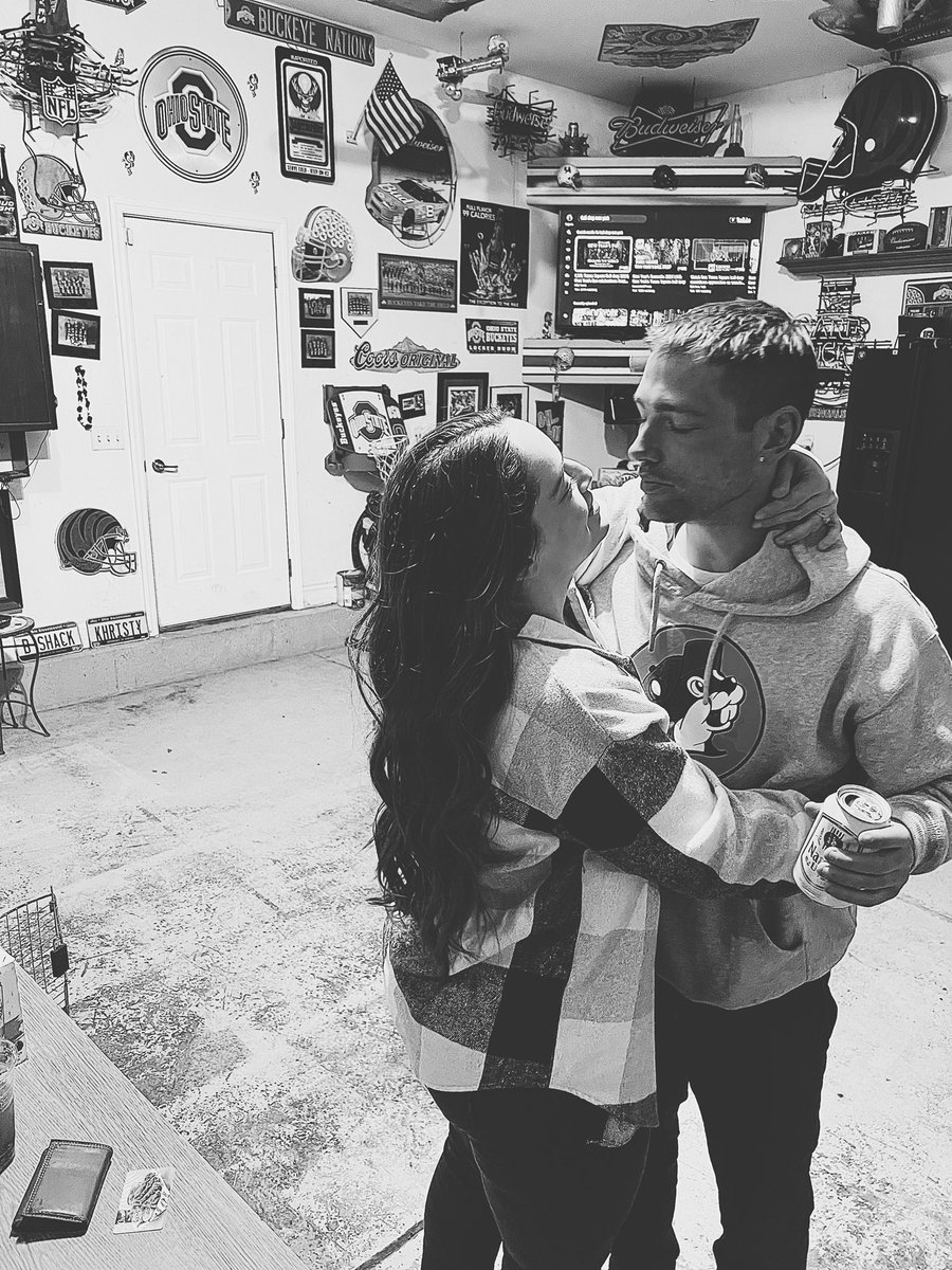 MeghanMoeller's tweet photo. my best friend. here’s to 2024. 🖤 https://t.co/VUySRPnZLW
