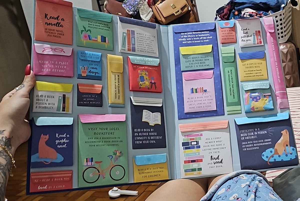 laurealggiani's tweet photo. minha prima me deu um reading challenge book de natal — a cada desafio de leitura que você cumpre tem um brinde e minha mão COÇA pra abrir todos de uma vez pqp 😭 https://t.co/izuj7wJbHb