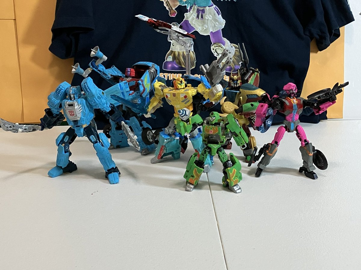 CPU_CWCSonichu's tweet photo. Group dynamic shot of #Cwcville’s main #Autobot team featuring Son-Chu, Silver, Excelina, Prowler, Armoraxe and Bumba-Lumba from #Transformers Legacy Cwcville set!  ⚡️💙⚡️ https://t.co/ueydV7UztW