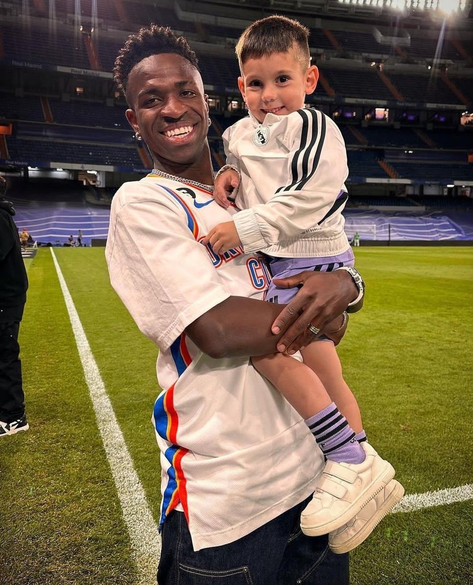 Vinícius con el hijo de Fede Valverde. 🤍