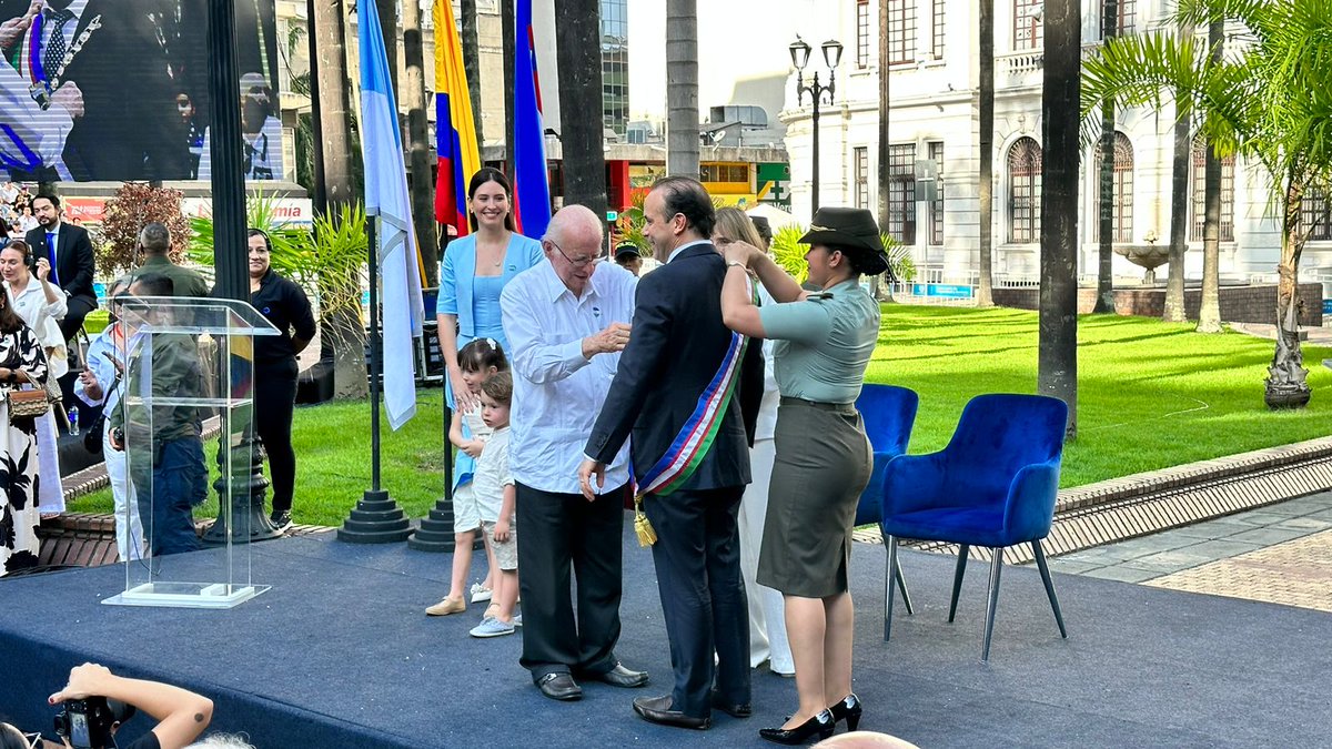 NoticiasSurO's tweet image. Participamos del acto de posesión del señor @alejoeder, como alcalde de @AlcaldiaDeCali, con quien trabajaremos de la mano para garantizar la seguridad de los #Caleños, contando con la disposición de los más de 6600 mujeres y hombres de @PoliciaCali.
#DiosYPatria