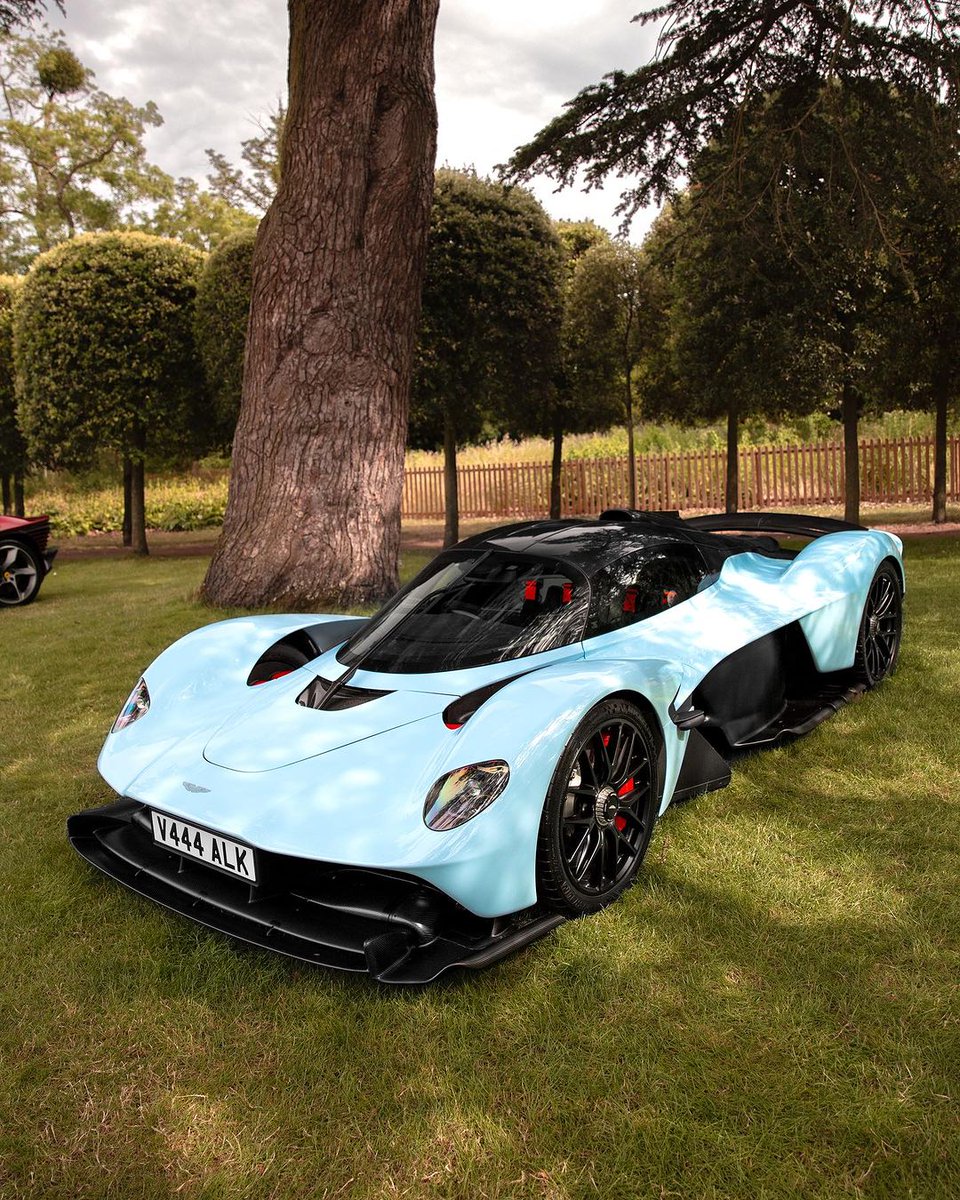Onlycarsgasm's tweet photo. Aston Martin Valkyrie ❄️ https://t.co/nhyVTXIJTw
