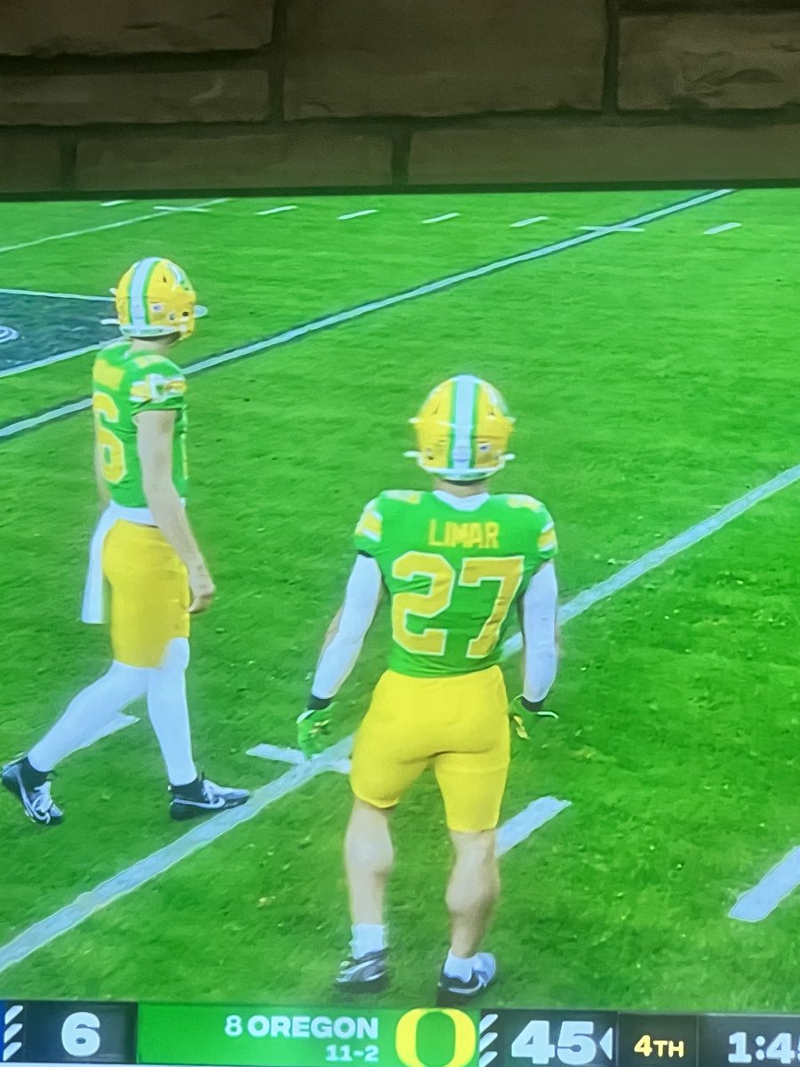 CoachJLinker's tweet photo. First Team All Calves goes out to #27
#fiestaBowl @oregonfootball https://t.co/cxphlIJMQT