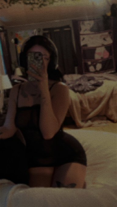 Tip me towards my dinnner n I&rsquo;ll send you my pussy :P any tip gets u content 🖤 $miriixxo https://t.c