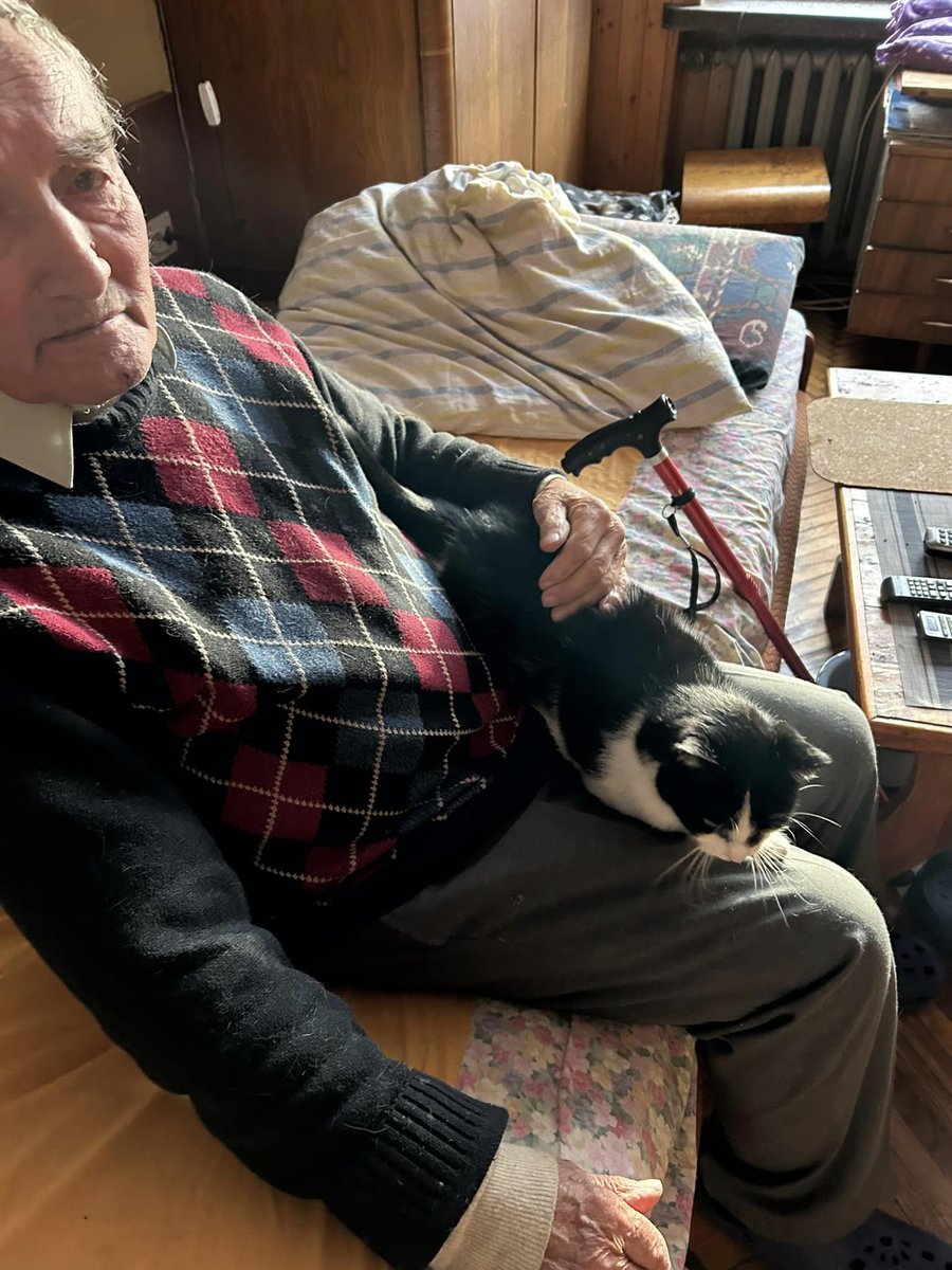 Hej, wiem, że jest już późno, ale naprawdę liczę na Wasze RT.🙏 Proszę przeczytajcie.🥺 

"Już nie proszę, a błagam. Niech ktoś pomoże. Może ktoś z Was pracuje w schronisku dla bezdomnych zwierząt. Mój dziadek ma 6 kotów, które potrzebują domu. Nie może się nimi zajmować, ma