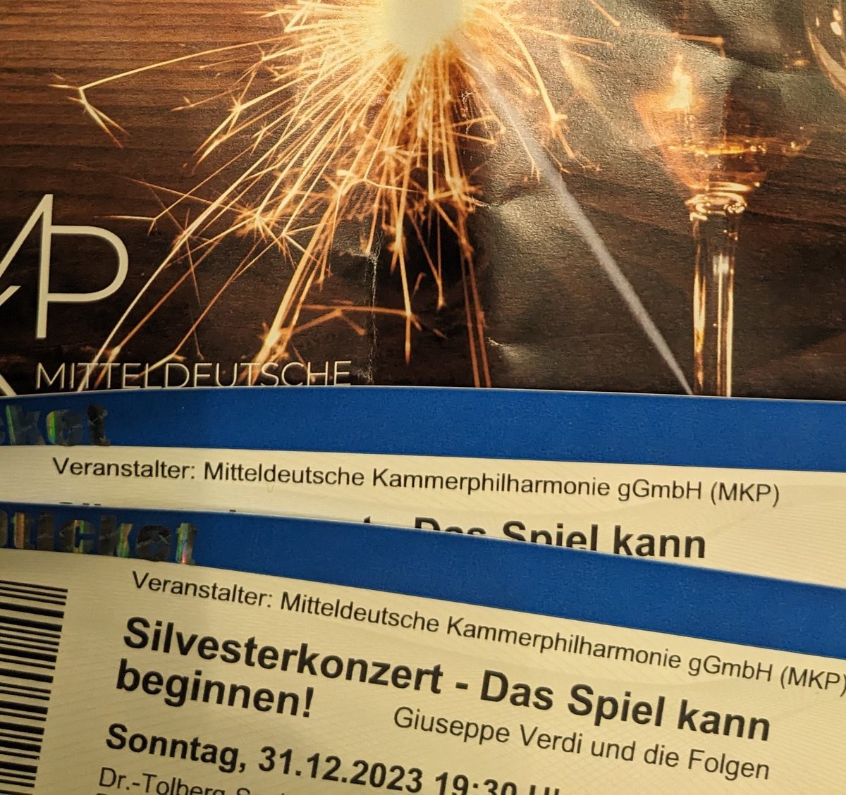"Das Spiel  kann beginnen" - das wegweisende Motto des Silvesterkonzerts der Mitteldeutschen  Kammperphilharmonie in Schönebeck. Meine Frau und ich hatten ein wunderbares  Konzert im Dr.-Tolberg-Saal genossen.