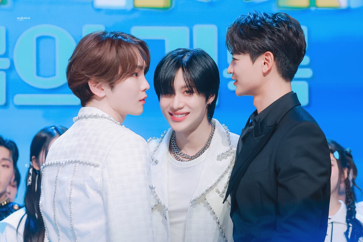 unabatedshine's tweet photo. 231231 가요대제전 

형들 싸움에 태민 웃음 터진다

#키 #KEY 
#민호 #MINHO 
#태민 #TAEMIN 
#샤이니 #SHINee
@SHINee