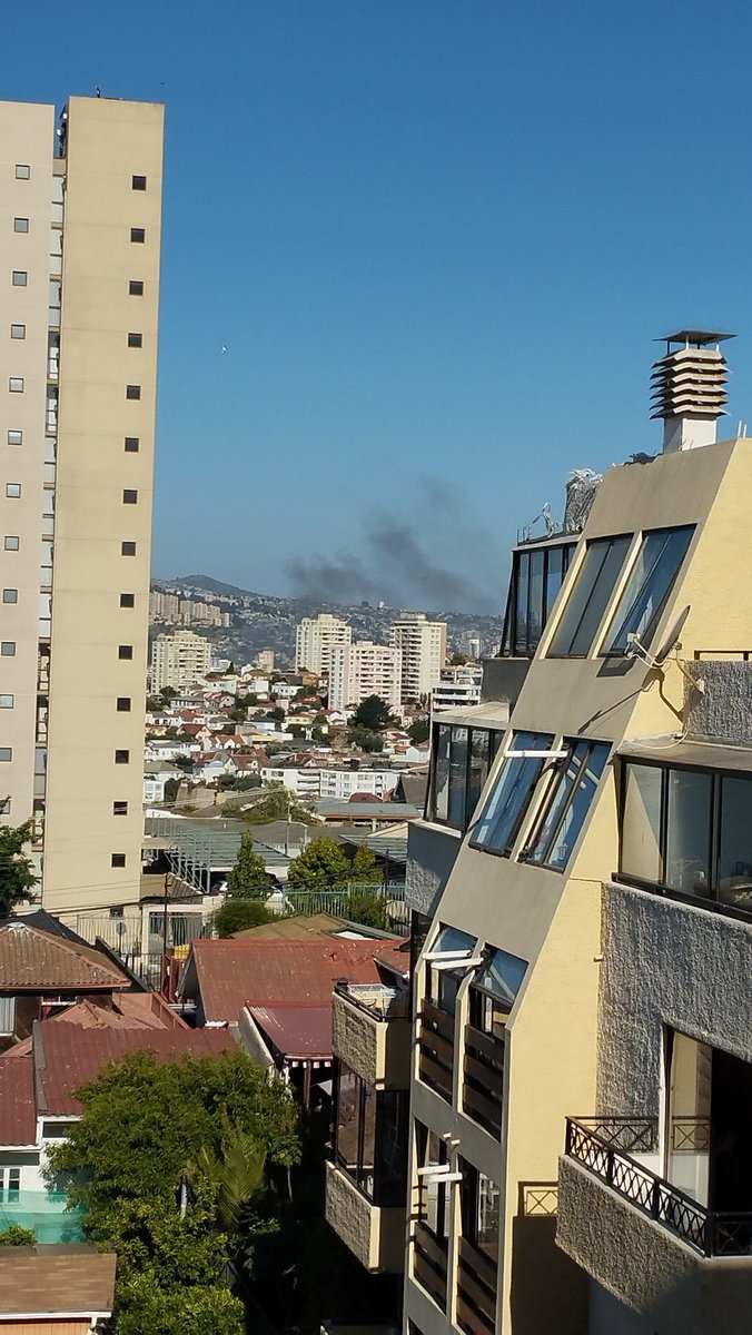 Ayleesoto's tweet photo. @sitiodelsuceso incendio en viña otra ves... https://t.co/dxhNt7ABfd