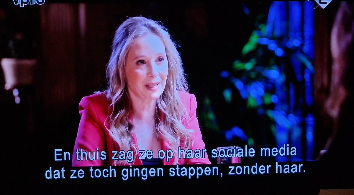 marcelbar8's tweet photo. Gisteren kaartte Micha Wertheim al de nadelen van het gebruik van mobiele telefoons door kinderen op school aan, nu wijst Noreena Hertz op de aangetoonde relatie tussen 't gebruik van sociale media door jongeren en het gegroeide gevoel van eenzaamheid bij die groep. #wintergasten https://t.co/7inFF16uqQ