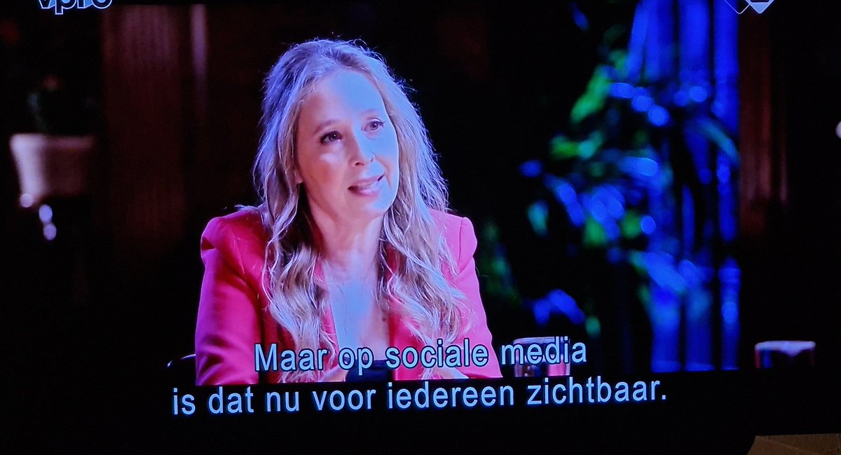 marcelbar8's tweet photo. Gisteren kaartte Micha Wertheim al de nadelen van het gebruik van mobiele telefoons door kinderen op school aan, nu wijst Noreena Hertz op de aangetoonde relatie tussen 't gebruik van sociale media door jongeren en het gegroeide gevoel van eenzaamheid bij die groep. #wintergasten https://t.co/7inFF16uqQ