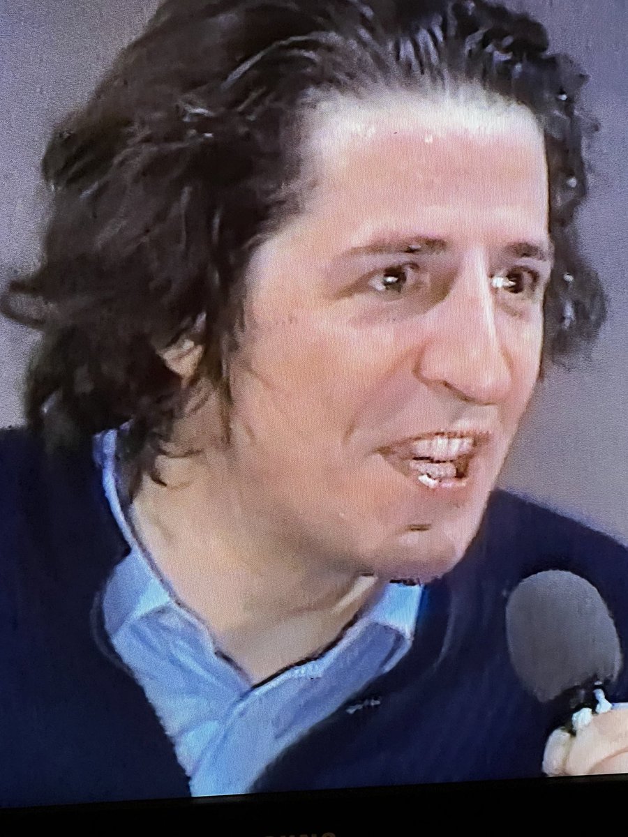 La parola diventava visibile e il corpo era strumento totale da donare al pubblico in un insieme di musica, poesia, ironia, lucidità. Quanta bellezza #gaber #IoNoiEGaber