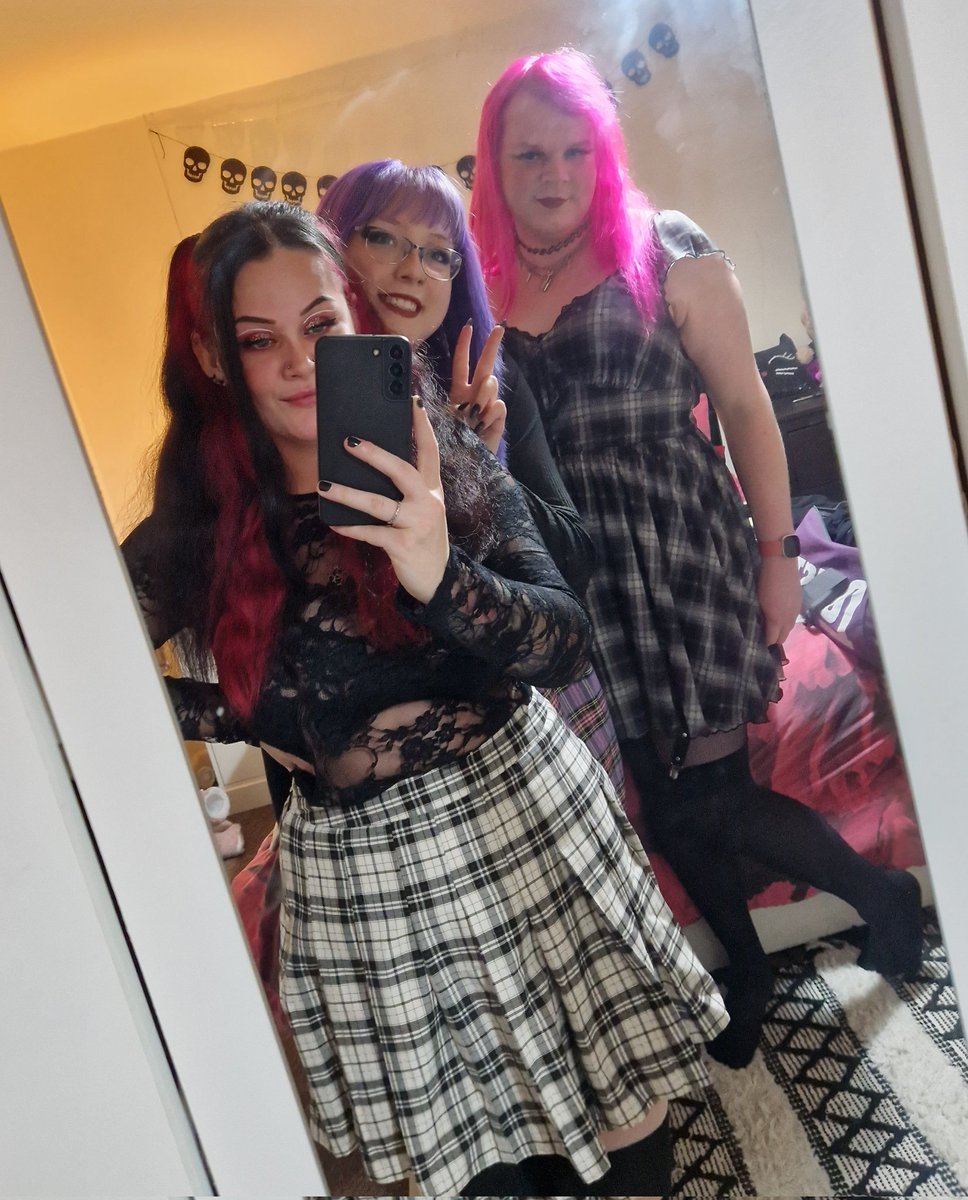 devildannie666's tweet image. Had such a fun new years surrounded by the best people ❤️🥰