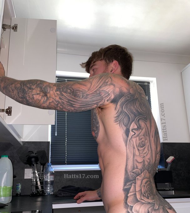 Happy new year 🥳 https://t.co/3x6d7ZPEFy https://t.co/WzuDfVfwJx