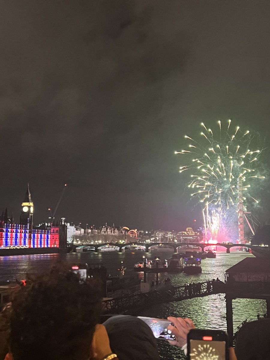 Happy new year from London 🎆🇬🇧
A amazing fireworks.
w/ <a href="/doggy_rescue/">Rescue_Doggy</a>