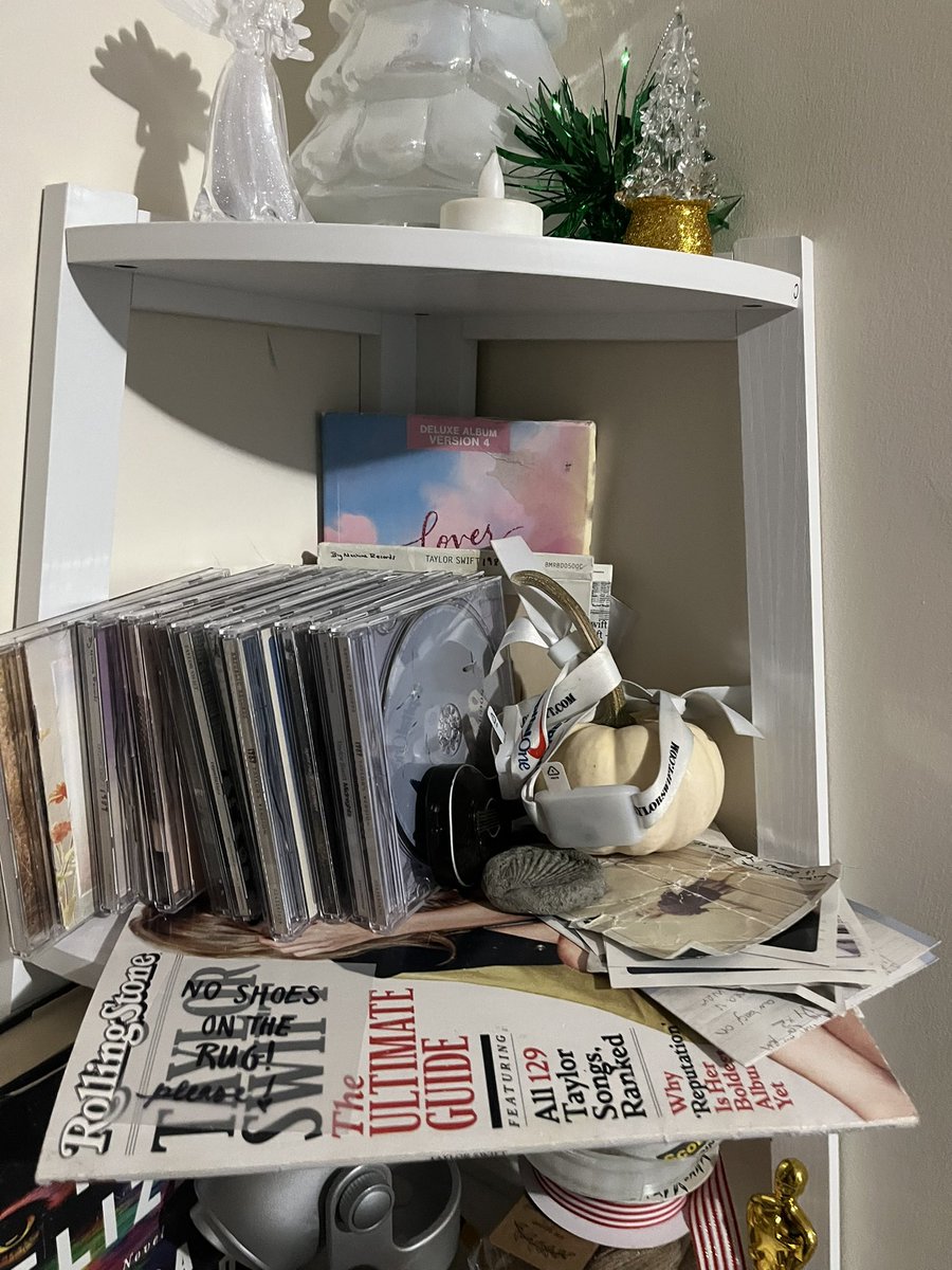 PUTWATERINACUP's tweet photo. @tayreals my (mostly) taylor swift section in my room! https://t.co/NPVPlIHmry