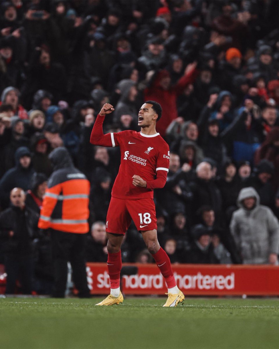 FT: Liverpool 4-2 Newcastle United.

1. Liverpool (45)
2. Aston Villa (42)
3. Manchester City* (40)
4. Arsenal (40)
5. Tottenham (39)
6. West Ham United* (33)

*game in hand