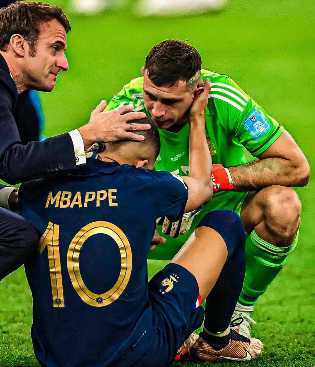 RenzoMPantich's tweet photo. 🧤🥹 El Dibu y Mbappé entendieron absolutamente TODO. El Dibu le intentó apoyar su miembro, Kylian lo miró, se rió y mojó por TRIPLICADO en una final del mundo. Ah, y ningún festejo de gol se lo dedicó al arquero. 

Al final del partido, el héroe de la noche va y consuela al goleador que estaba destruido. Llevaron el folklore y la gastada a su justa medida. Cracks total.
