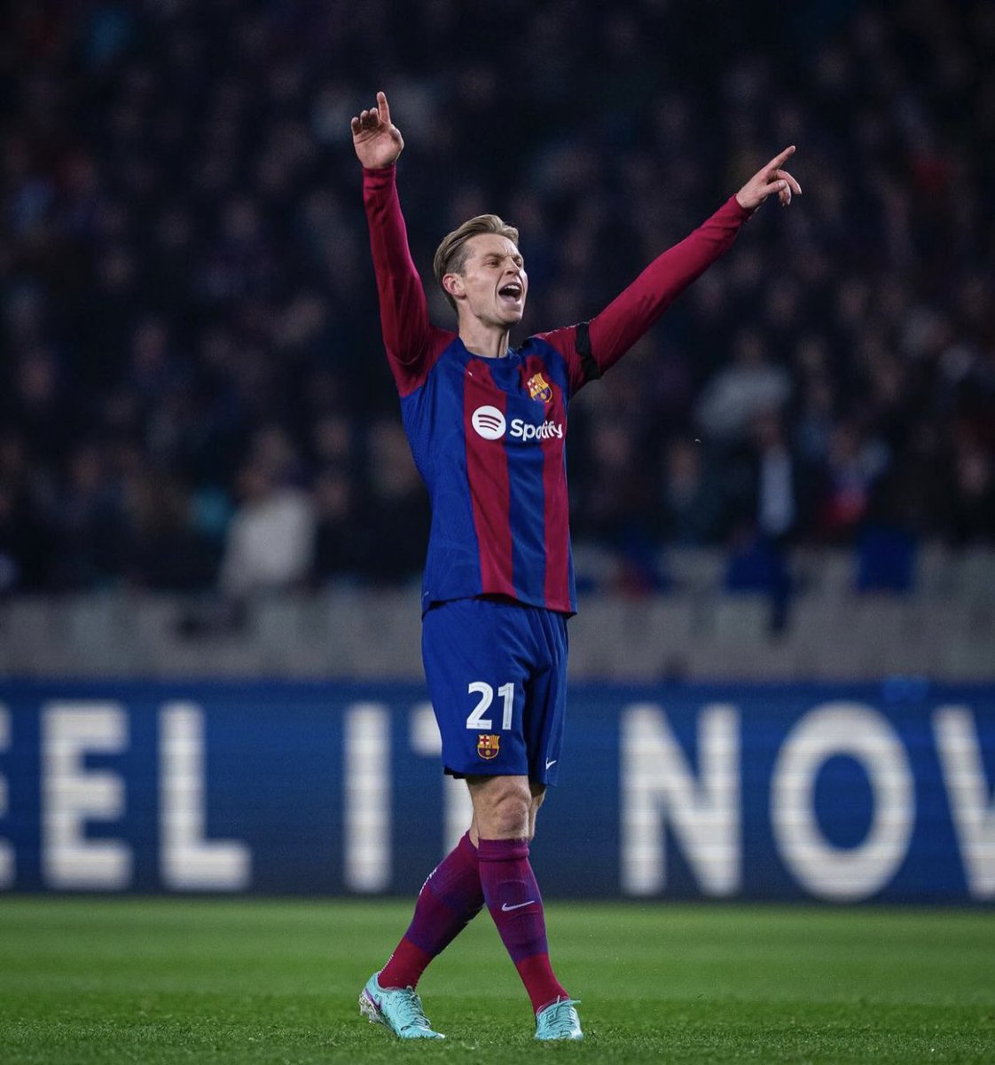 manan_cule's tweet photo. 🔵🔴 Frenkie de Jong expresses contentment at Barcelona, his dream club, stating, 'I'm at the club of my dreams.' Despite ongoing interest from Manchester United, he contemplates the potential for new challenges in a different league. ⚽️ #FrenkieDeJong #BarcelonaDreams #bcafc https://t.co/29hYWKCBeY