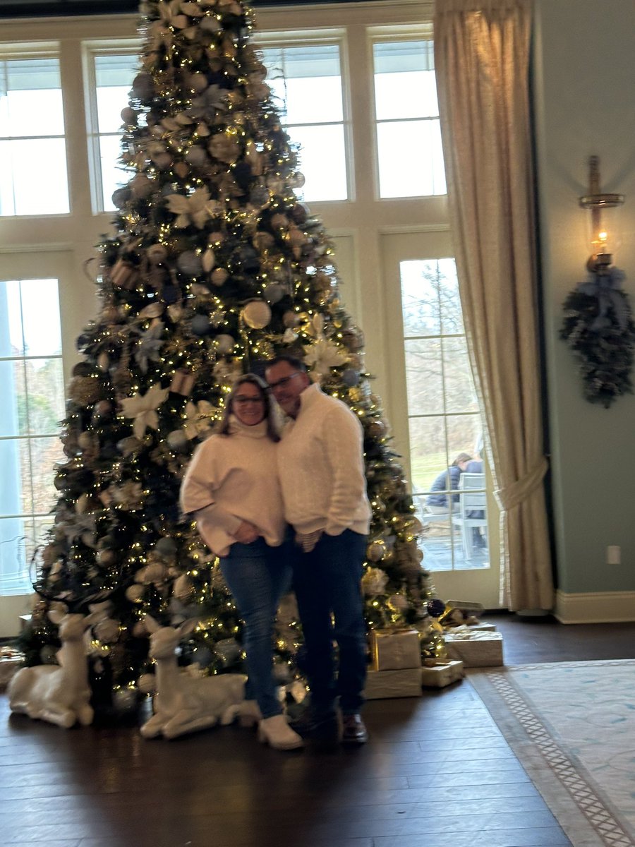 SueYantko's tweet photo. 35 Years! Cheers to a million more🥂 Happy Anniversary @SteveYantko  https://t.co/EubWBS3PeK https://t.co/ws3bBCZRid