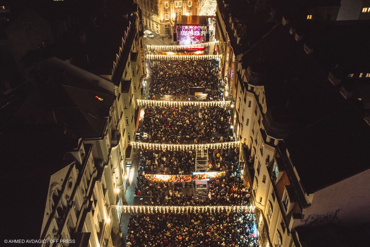 BenjaminaKaric's tweet photo. Sarajevo ljubavi moja ❤️

Hvala za nezaboravnu noć i sjajan doček Nove godine! 

Dozvolite mi da se zahvalim svojoj ekipi gradske uprave na vrijednom radu i trudu. 

Zahvaljujem se MUPu, dežurnim ekipama vatrogasaca, hitne pomoći, urgentnim centrima Opće bolnice i Kliničkog centra, dežurnim apotekama, BIHAMK-u, KJKP Rad i svima koji su učinili da doček Nove godine protekne mirno i bez problema.

Posebno hvala svim sugradjanima koji su imali strpljenja za gužve i mnoge izmjene dok smo pripremali doček Nove godine.

Zahvaljujem se producentima, izvodjačima, umjetnicima za divan novogodišnji program i koncert. Hvala generalnom sponzoru dočeka Nove godine, NLB Banka Sarajevo i direktorici Lidiji Žigić.

Hvala svim Sarajkama i Sarajlijama, Bosancima i Hercegovcima i gostima našeg grada.

Voli vas vaša Benjamina ❤️