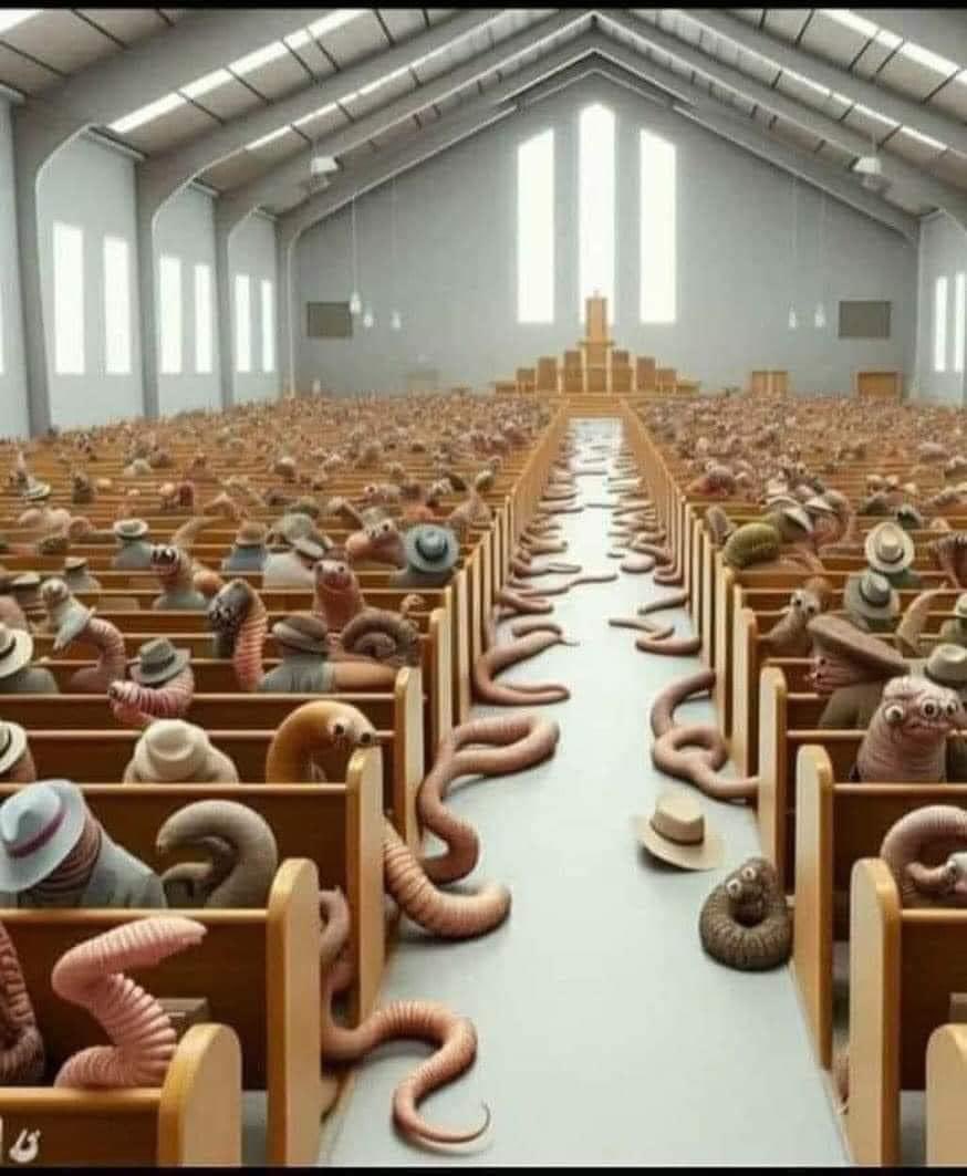 JoseFerreiraj94's tweet photo. ESTA ES LA RAZÓN POR LA CUAL DEJARÉ LA IGLESIA 
Un joven llega con el sacerdote y le dice:
- ¡Padre no iré más a la Iglesia!
El sacerdote respondió:
- ¿Pero por qué?

El joven respondió:
- Veo a la hermana que habla mal de otra hermana; el hermano que no lee bien; el grupo de canto que vive desafinando; las personas que durante la misa miran el celular, entre tantas y tantas otras cosas malas que veo hacer en la iglesia.

Le dice el sacerdote:
- Muy bien, pero antes quiero que me hagas un favor: toma un vaso lleno de agua y da tres vueltas por la iglesia sin derramar una gota de agua en el suelo. Después de eso, puedes salir de la iglesia.

Y el joven pensó: muy fácil!
Y dio las tres vueltas como le pidió el padre. Cuando terminó dijo:
- Listo, padre.

Y el cura respondió:

- ¿Cuando estabas dando vueltas, viste a la hermana hablar mal de la otra?
El joven:
- No

¿Viste a la gente quejarse entre sí?
El joven:
- No

¿Viste a alguien mirando celular?
El joven:
- No

¿Sabes por qué? Estabas concentrado en el vaso para no tirar el agua.

Lo mismo es en nuestra vida. Cuando nuestro enfoque sea nuestro Señor Jesucristo, no tendremos tiempo de ver los errores de la gente.

Quién sale de la iglesia por causa de la gente, 
Es porque nunca entró por Jesús.
✍🏽