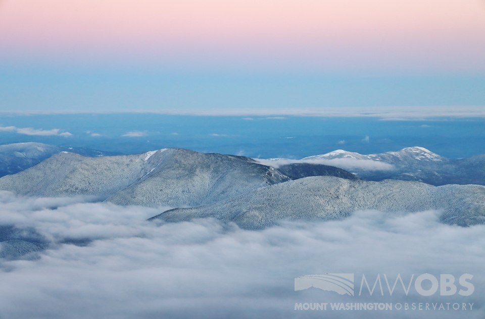 MWObs's tweet photo. Happy New Year!
Mt Hight, Carter Dome, Wildcat Mountain, North Baldface, and South Baldface with undercast in Pinkham Notch at sunset today.
#NHwx #NH #mountains #snow #sunst https://t.co/87orEmDyjt