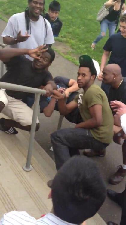 _IDVL's tweet photo. En 2016 cet américain s'est coincé dans une rampe d'escalier mais les gens préfèrent prendre des photos au-lieu de l'aider😭 https://t.co/9tMszNkdHL