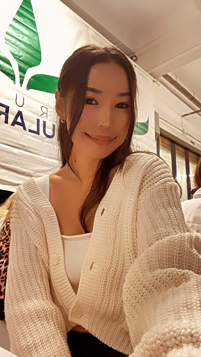 Хөөрхөн байсан нь дээр үү
Ухаантай байсан нь дээр үү