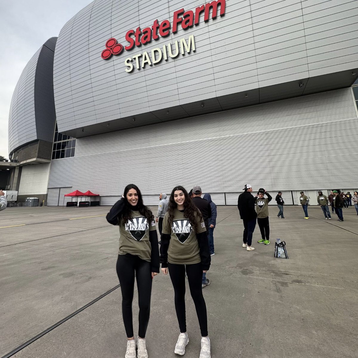 themoleculesco's tweet photo. Honored to stand tall with our community and veterans! 🇺🇸 As an AZ and USA manufacturer, The Molecules Company proudly supports our heroes. This Fiesta Bowl, we joined veteran nonprofits for the National Anthem flag presentation. 

#SupportOurVeterans 
#FiestaBowl https://t.co/FwQrsV8iGY