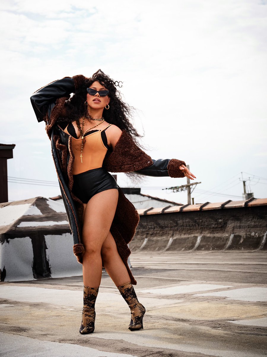ellevarner's tweet photo. Happy New Year Bitches!!!!! https://t.co/e3AgFZNhEV